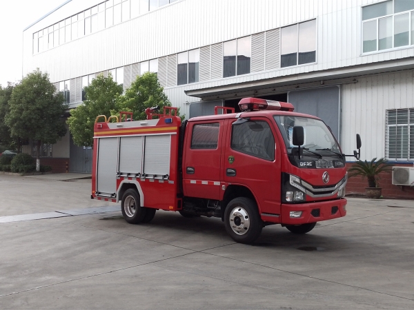 藍(lán)牌東風(fēng)0.6噸雙排水罐消防車